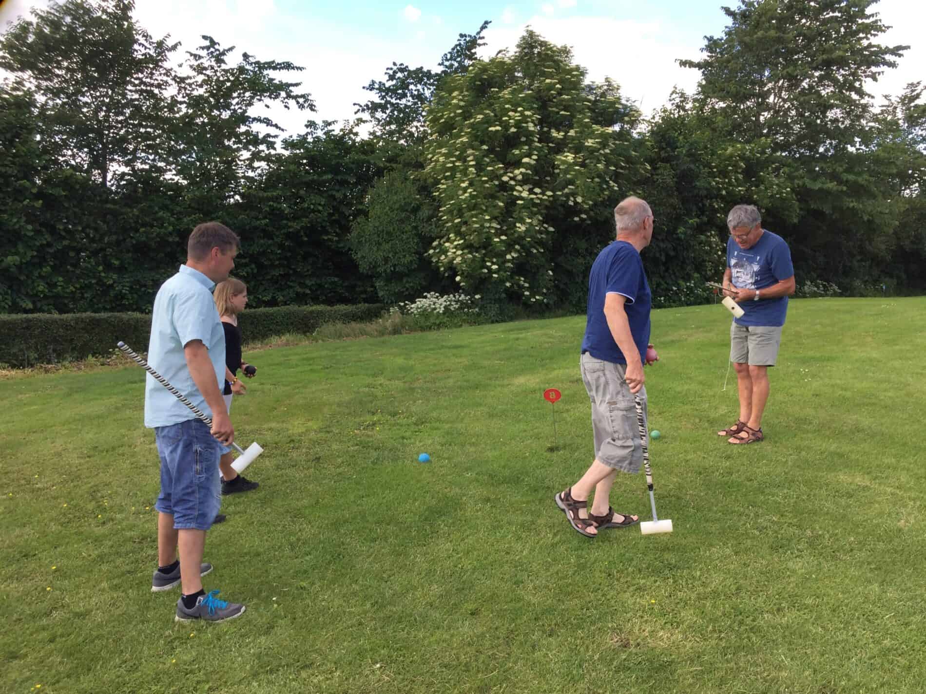 3 krolfspillere i gang med spillet